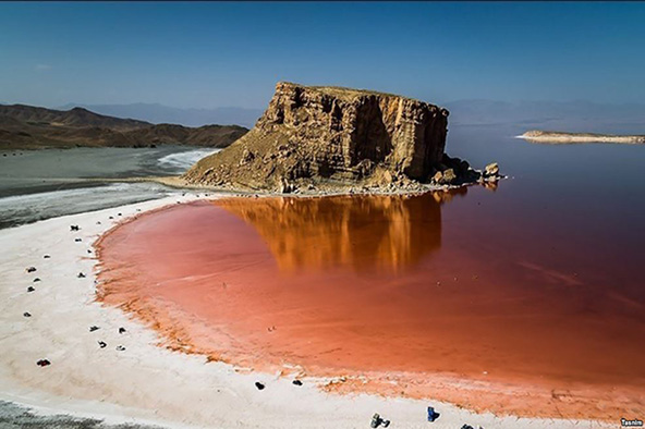 قرمز شدن دریاچه ارومیه نشانه حیات در آن است