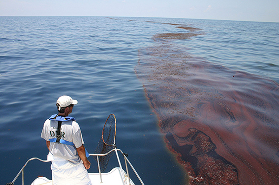 عملیات مقابله با آلودگی نفتی در آبهای خارگ انجام شد