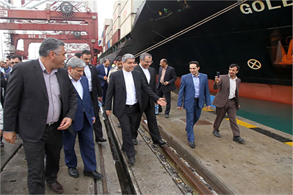 وزیر اقتصاد از بخش های مختلف بندر شهید رجایی بازدید کرد
