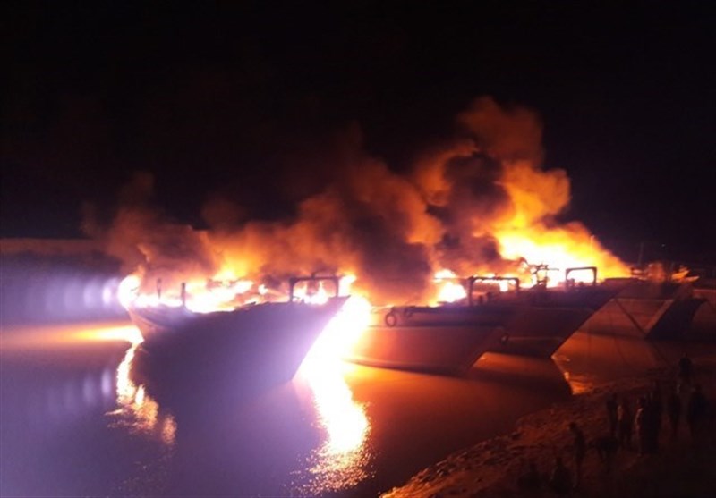 آتش به جان  لنج‌های صیادی در رودخانه زهره هندیجان افتاد