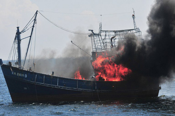 اندونزی قایق های صیادی غیرقانونی را غرق کرد