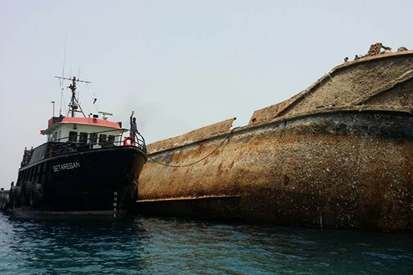 لاشه کشتی مغروق نوید از کانال بندر بوشهر خارج شد