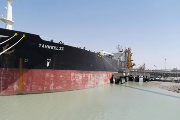 بارگیری یک فروند کشتی نفتی از طریق دو سایت در بندر امام 