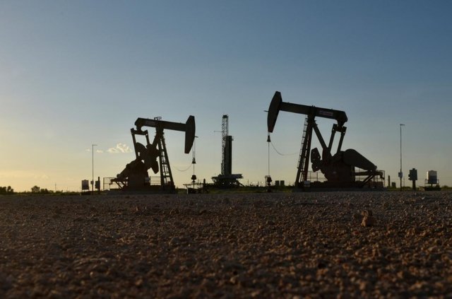 کاهش قیمت نفت درپی امیدواری به معافیت از تحریم‌های آمریکا
