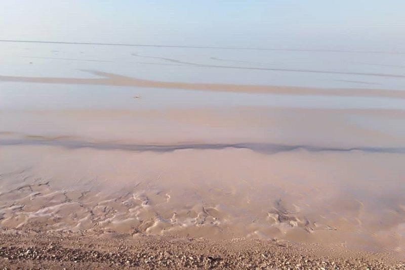 بخشی از ساحل هندیجان در خوزستان به نفت آلوده شد